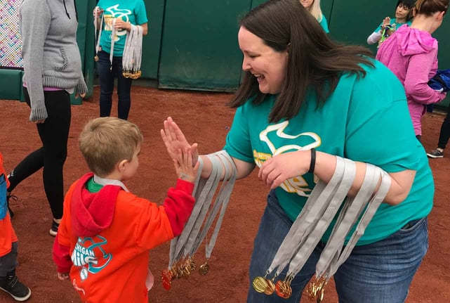 Photo of MSUFCU employee volunteering at a kids race Photo of MSUFCU employee volunteering at a kids race