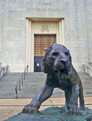Photo of saber-toothed cat sculpture