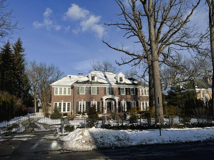 photo of the âHome Aloneâ colonial home outside of Chicago, IL