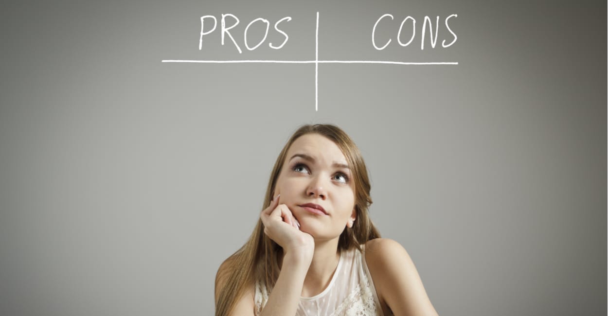 10 Pros and Cons of Store Credit Cards (2022)